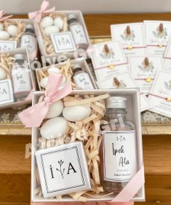 Kolonya , Çikolata , Badem Şekeri Hediyelik Kutu Seti / Minimalist Çiçek Harf