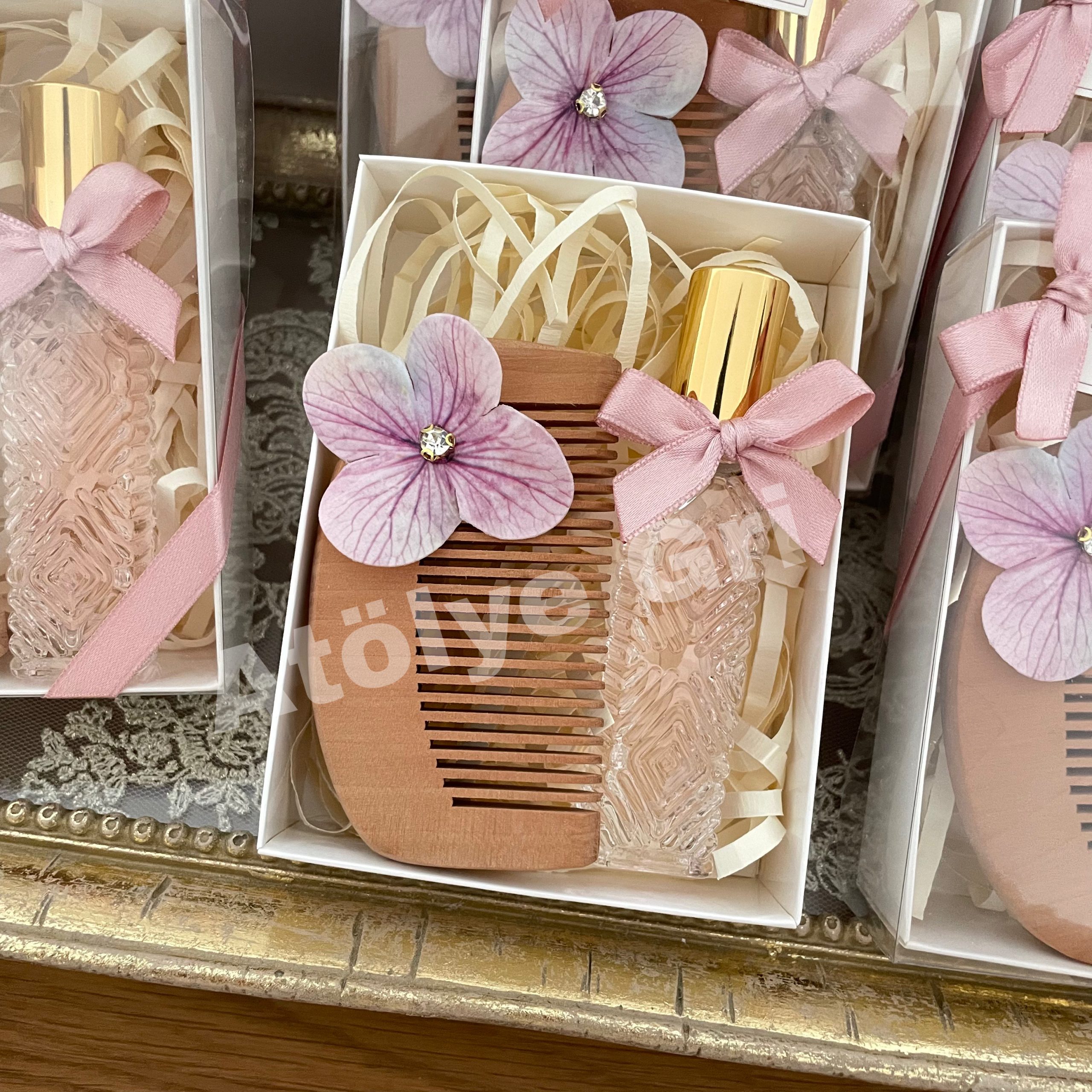 Tarak ve Şişe Kolonya Hediyelik Kutu Seti / Ortanca